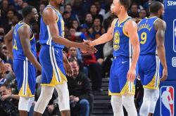 九游登录-勇士大胜湖人，库里准三分联手杜兰特