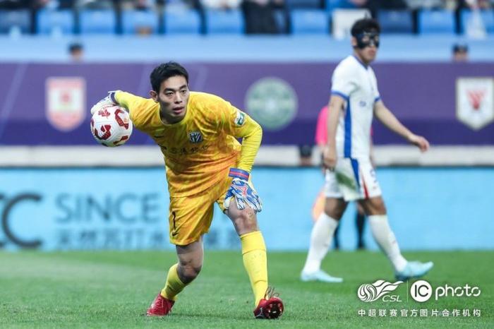 关于广州富力客场战胜上海申花，取得三连胜的信息