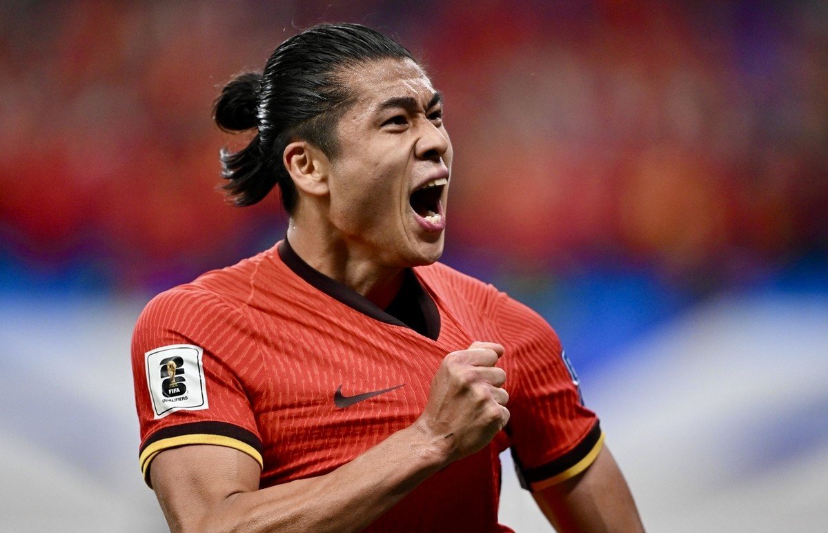 足球明星在西珲联赛中的全力拼搏