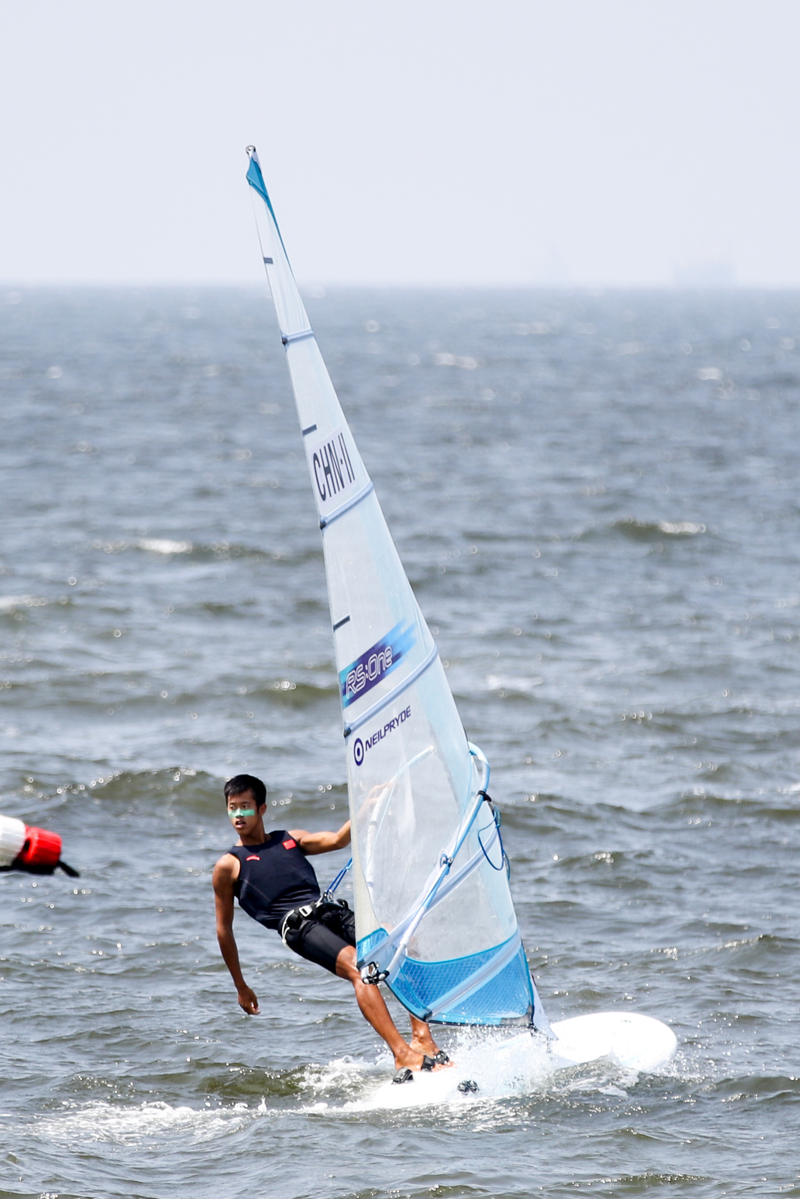 比拼技术!帆船选手荡漾浪花的简单介绍 比拼技术!帆船选手荡漾浪花的简单介绍