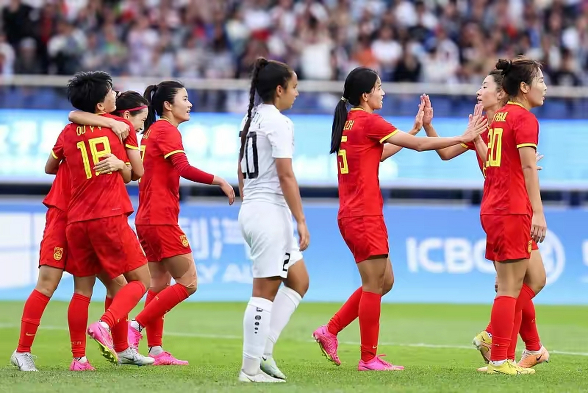 包含争夺胜利！女足比赛燃烧赛场热情的词条